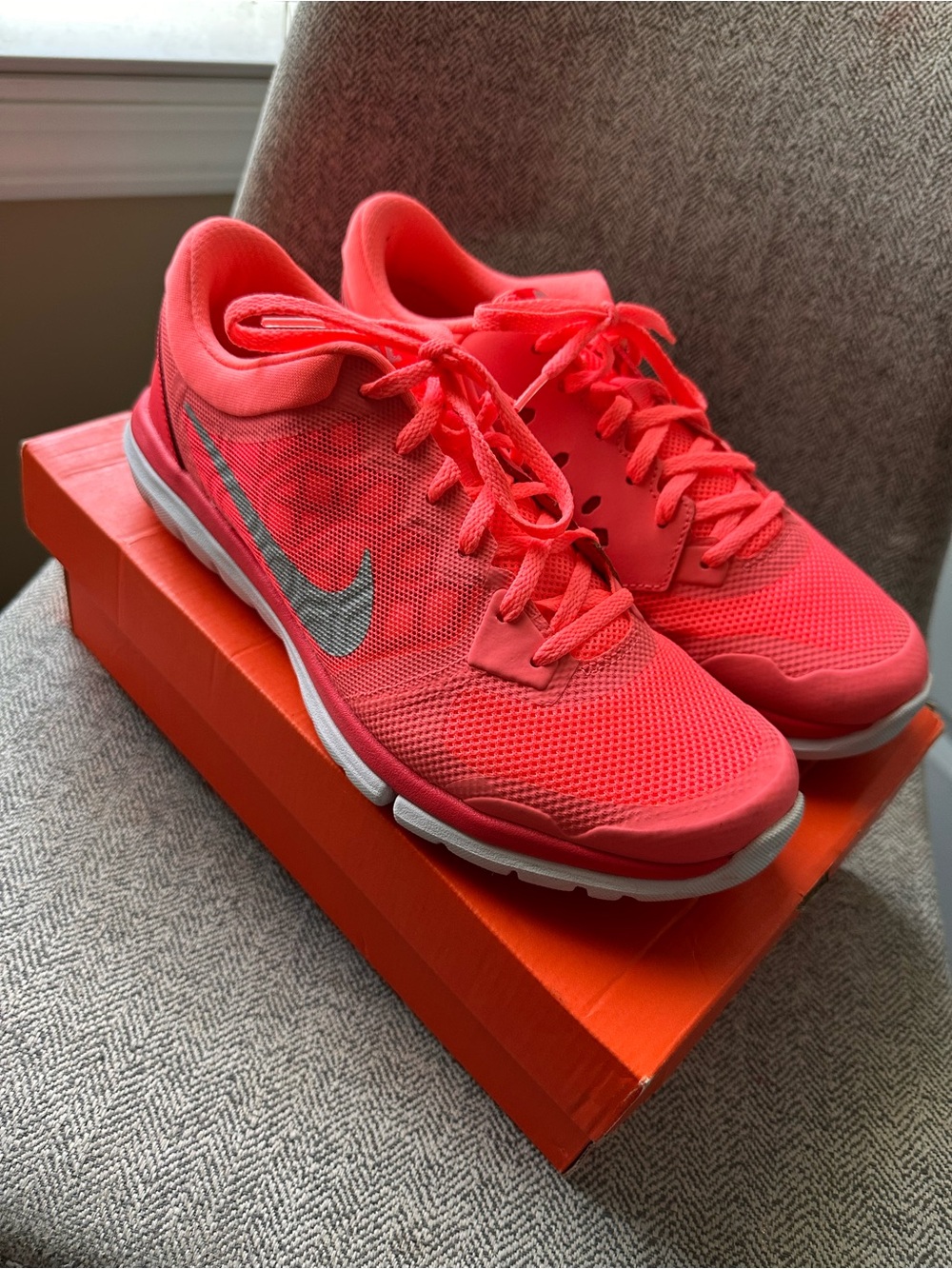 Nike Women's Neon Coral Flex 2015 Mesh Running Sneakers Size 10